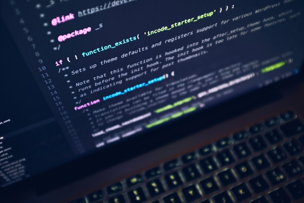 Persona trabajando con código en un computador