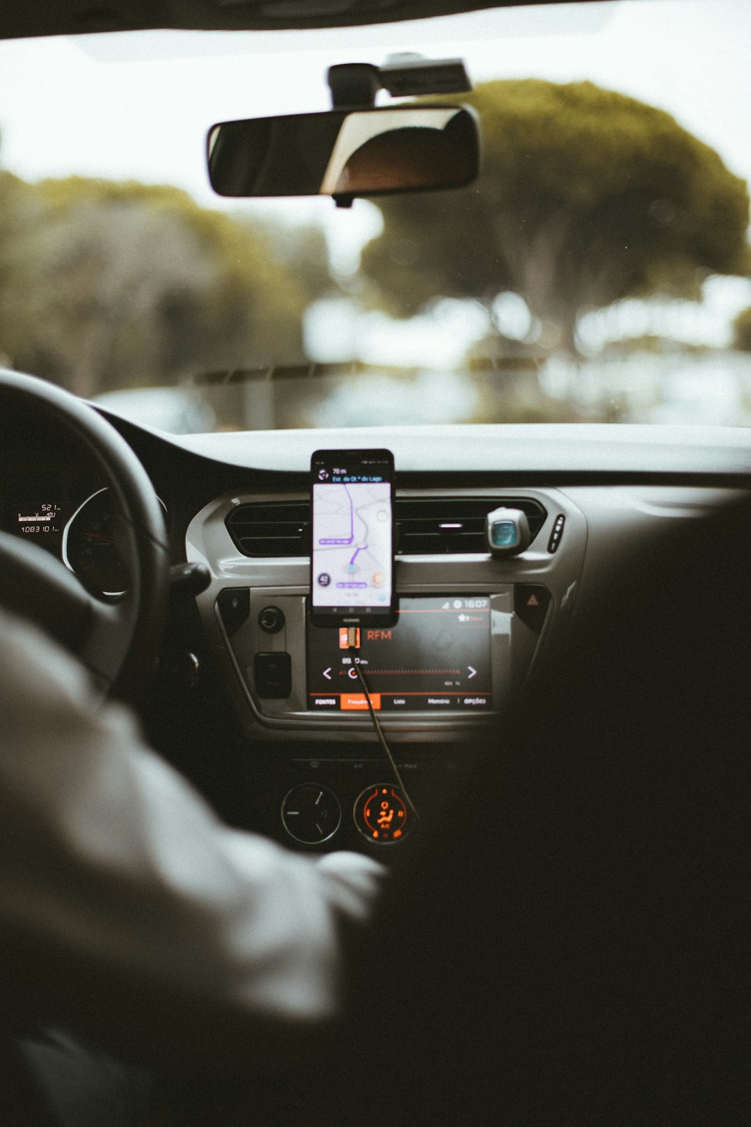Smartphone con app de transporte dentro de un auto